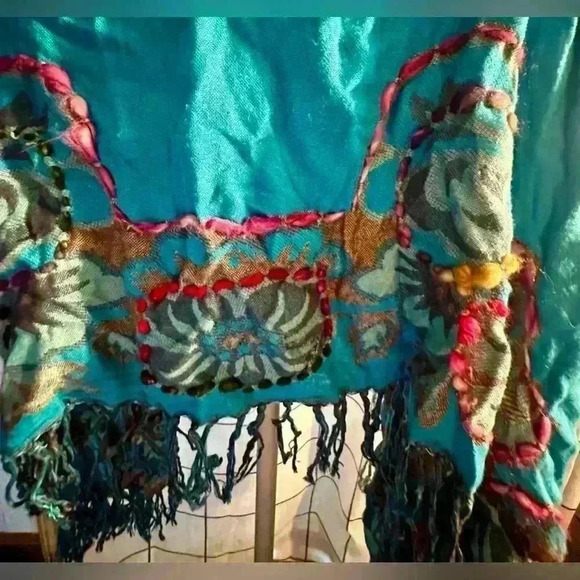 Beautiful turquoise wrap with embroidery embellishments - Picture 5 of 10